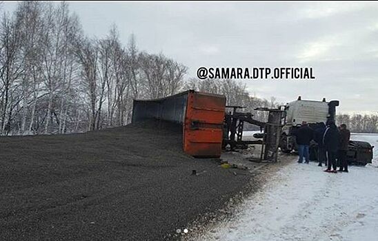 В Самарской области на Рождество перевернулся грузовик с семечками