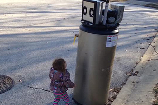 Маленькая девочка приняла водонагреватель за робота и обняла его