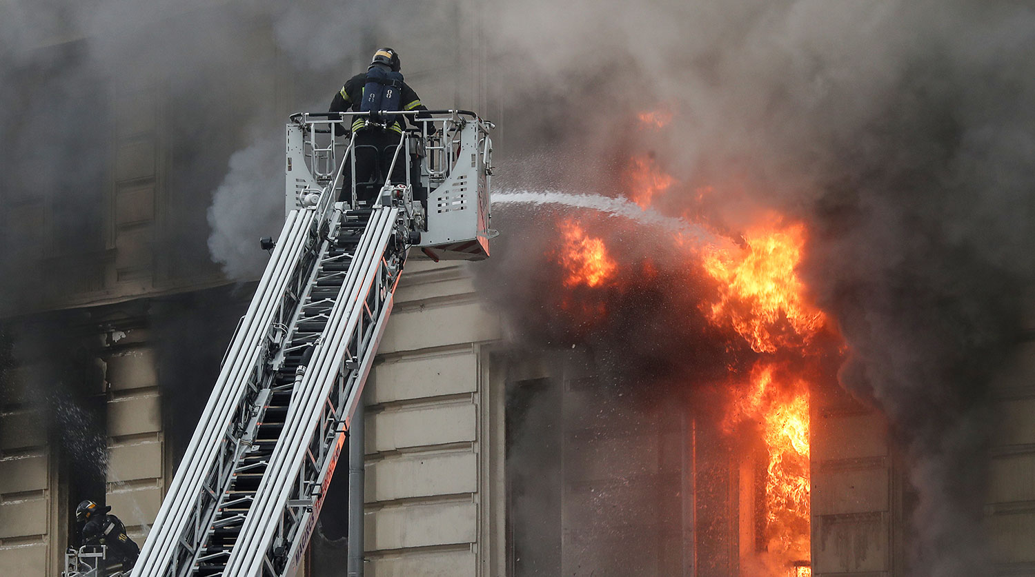 пожар в москве 9. пожар в здании. пожарная техника. московский пожар. пятиэтажки.