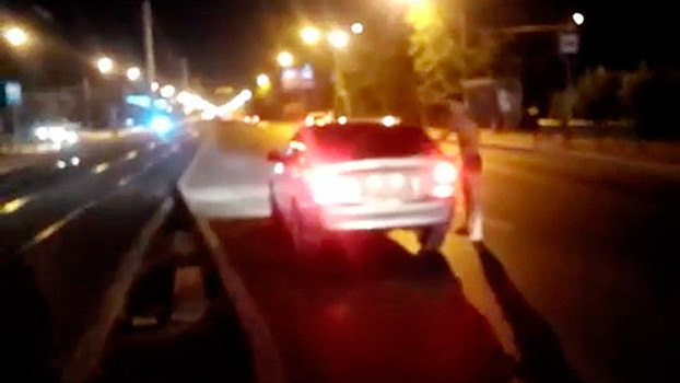 Наглый преступник без одежды угнал авто на глазах у ошеломленного владельца в Красноярске: видео