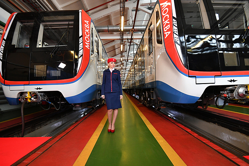Инновационный поезд метро 765-й серии «Москва» со сквозным проходом через весь состав запустили в столичной подземке в пятницу днем. Сначала по Таганско-Краснопресненской линии будет курсировать шесть новых поездов, к концу 2017 года их число составит 33. Суперсовременный поезд «Москва» — в нашей фотогалерее