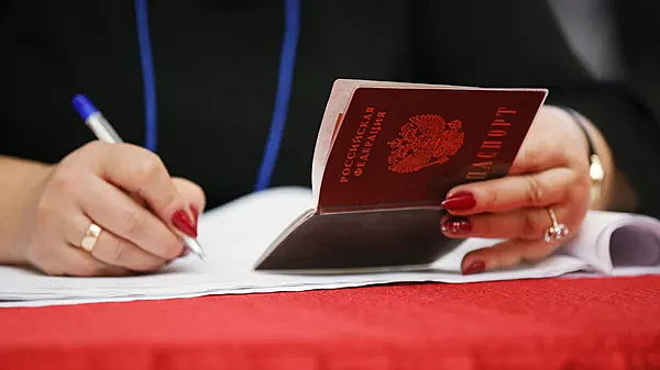 В Донецке начали выдавать российские паспорта