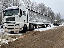 Житель Рязани сутки замерзал на скользкой заметенной костромской дороге