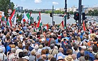 В Венгрии десятки тысяч вышли на «марш мира»