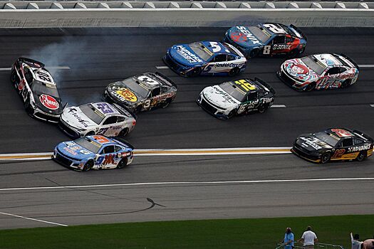 Видео: массовая авария с участием 23 машин в гонке NASCAR Quaker State 400