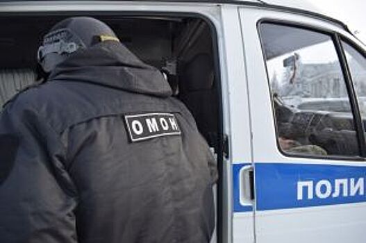 ОМОН задержал несколько человек во время спецоперации в центре Челябинска