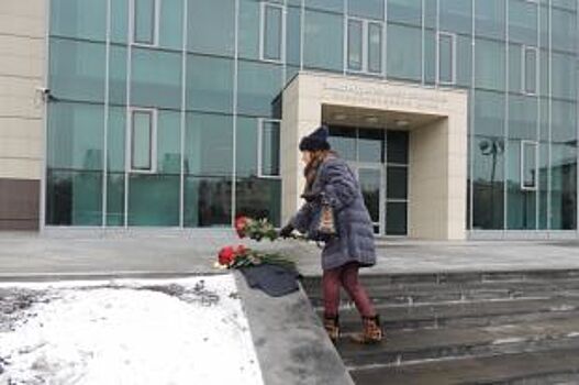 Красноярцы несут цветы к крыльцу ЗС в память о погибшем Алексее Клешко
