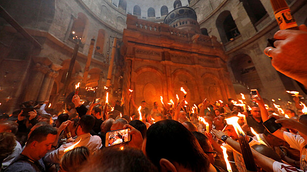Спецборт с Благодатным огнем вылетел из Иерусалима и ожидается во «Внуково» в 22 часа