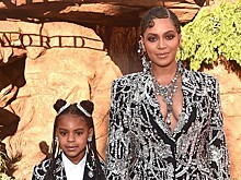 Бейонсе в расшитом платье-жакете и с дочкой, ее коллеги по Destiny's Child и другие звезды на мировой премьере «Короля Льва»
