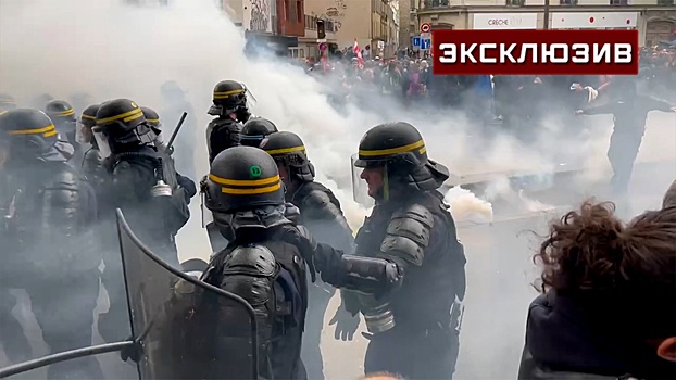 Взрывы, драки с полицией и газ: как выглядят охваченные протестами улицы Парижа