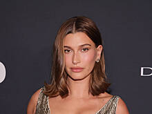 Хейли Бибер появилась на вечеринке в корсете с глубоким декольте