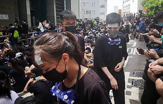 Митингующих в Гонконге разогнали слезоточивым газом