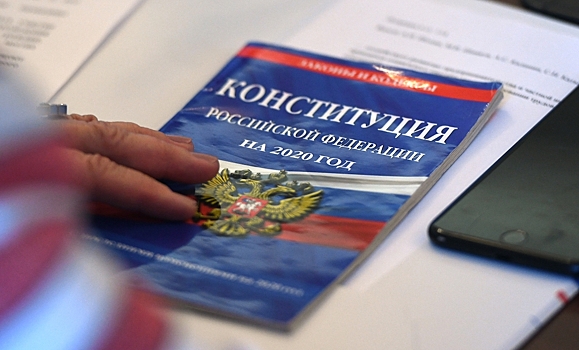 В Конституции России скорректируют поправки о детях