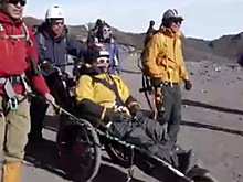 90-летний японец-инвалид в кресле покорил гору Фудзи — Видео