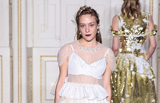 Лифчики поверх одежды, платья-паутины и Хлое Севиньи на подиуме: как прошел показ Simone Rocha на Лондонской неделе моды