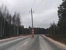 Водитель запечатлел "инсталляцию" со столбами от дорожников во Владимирской области