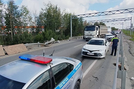 Массовое ДТП на ЕКАД произошло из-за лопнувших шин грузовика