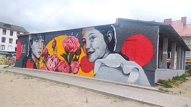 Рыцари, купальщики и балерина: в Черняховске разрисовали трансформаторные подстанции