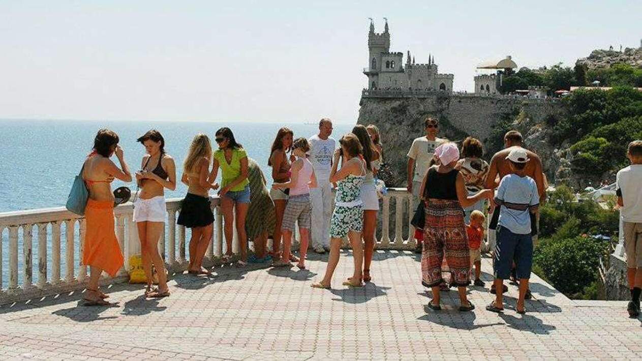 Выходной в крыму. Туристы в Крыму. Крым люди. Люди отдыхают в Крыму. Познавательный туризм в Крыму.