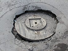 Металлические люки в Саратове заменили на деревянные