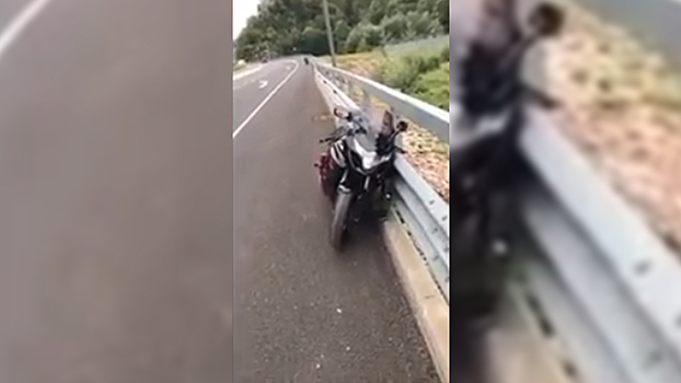 В Сочи блогер на мотоцикле не справилась с управлением и влетела в отбойник