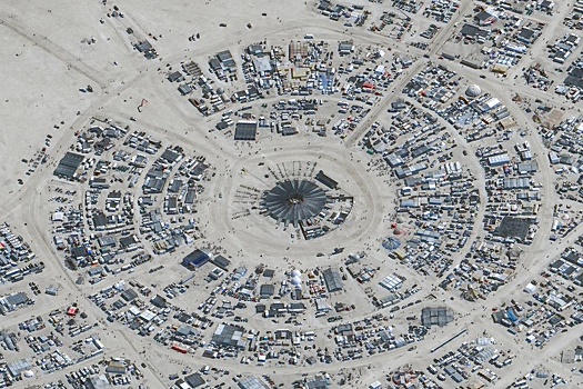 Десятки тысяч гостей фестиваля Burning Man застряли в пустыне из-за дождей