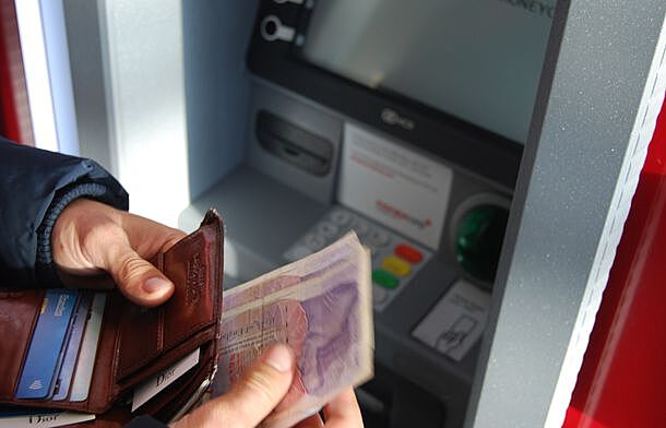 Оформивших банковские карты за рубежом россиян предупредили о штрафах