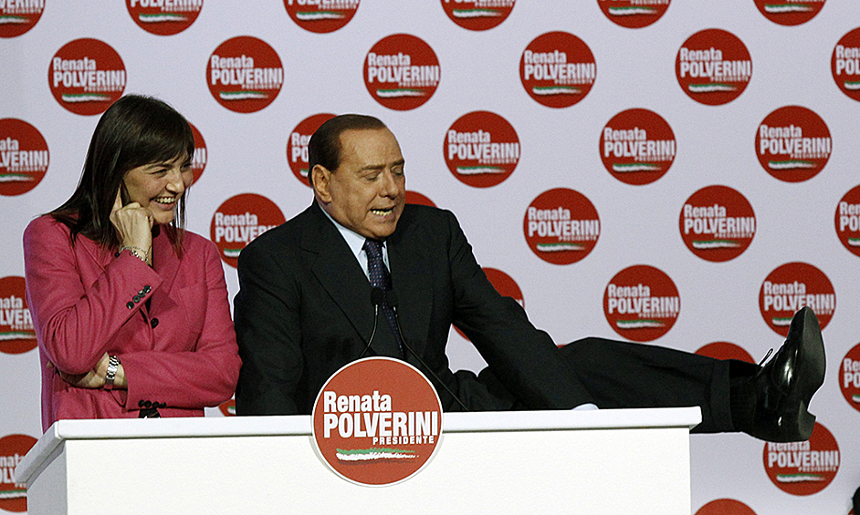 В середине 1970-х годах Берлускони вышел на рынок СМИ и телевидения. В 1974 году он купил доли акций газеты il Giornale, а к 1984-му стал владельцем трех общенациональных телевизионных каналов - Canale 5, Italia 1, Rete 4. Именно на каналах Берлускони впервые в Италии появилось цветное телевидение, американские фильмы и шоу.  