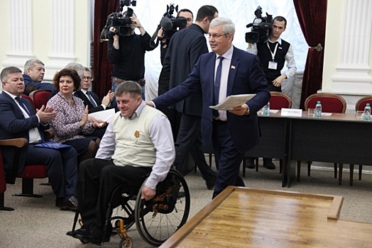 Южноуральский инвалид-тяжелоатлет получил автомобиль от депутатов Заксобрания