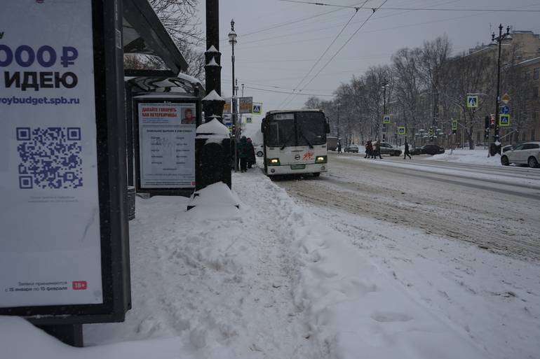 Перевозчик окажет помощь пострадавшей при отрыве колеса автобуса женщине в Петербурге