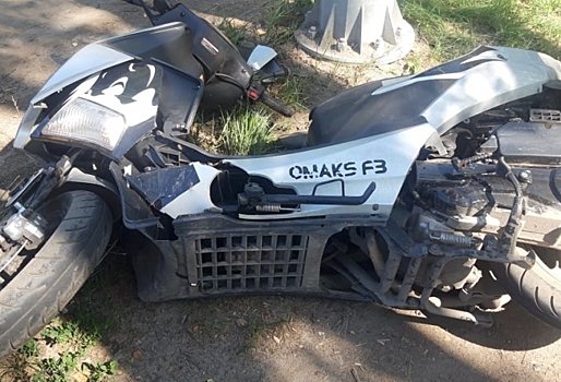 Под Омском 16-летняя девочка, управляя скутером, попала в ДТП