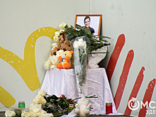 Белые розы, песни и стихи. В Омске почтили память Юрия Шатунова