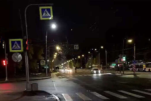 В Петербурге на видео попало, как байкер на одном колесе пускал фейерверки