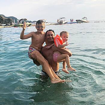 Стас Костюшкин с женой делятся забавными семейными фото с отдыха в Черногории