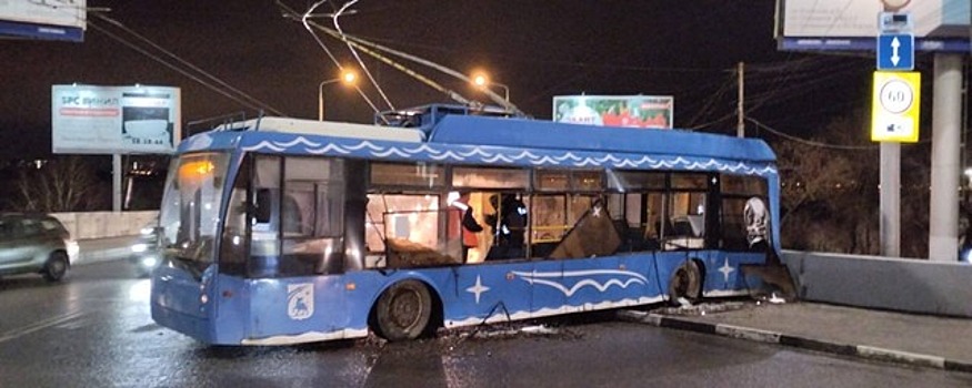 В Саратове троллейбус врезался в ограждение моста