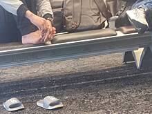 Мужчина решил подстричь ногти на ногах в аэропорту и прослыл в сети отвратительным