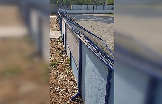 Ночью в Благовещенске вандалы разбили новую хоккейную коробку