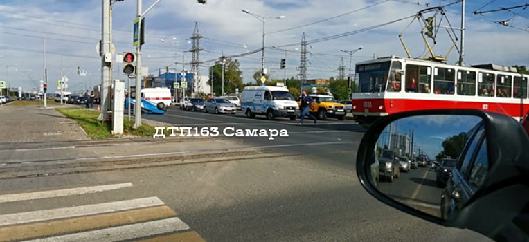 В Самаре "Ока" столкнулась с машиной скорой помощи и перевернулась
