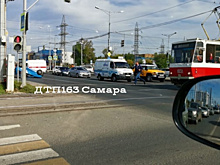 В Самаре "Ока" столкнулась с машиной скорой помощи и перевернулась