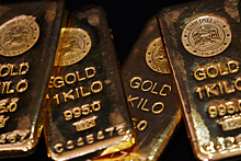 Цена на золото упала на 1,6% на фоне укрепления доллара