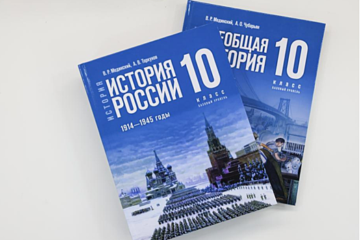 Глава Минпросвещения привез Кадырову переизданный учебник по истории