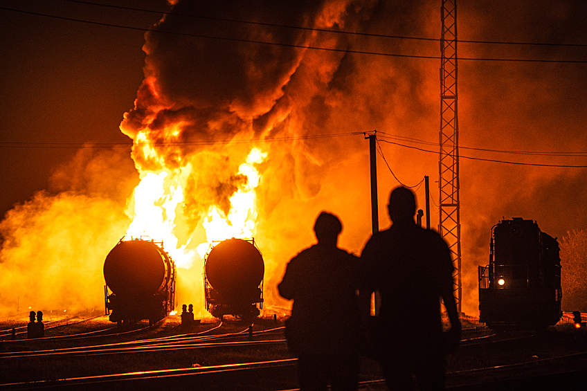 Донецк. Пожар на железнодорожной станции Мушкетово, возникший в результате обстрела города со стороны ВСУ. Октябрь 2023 года