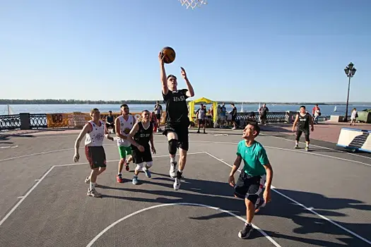 Профессиональные баскетболисты сыграли с участниками турнира "Оранжевый мяч-2023"