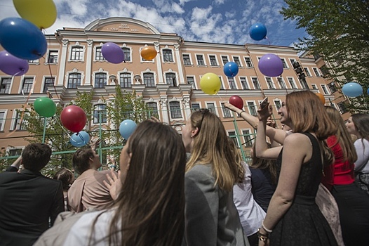 Медведев обратился к выпускникам