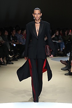 Неделя моды в в Париже: Alexander McQueen, Valentino и Balenciaga