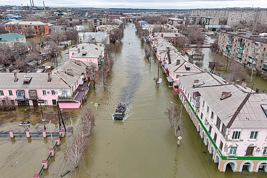 В Орск из Москвы и Казани привезли питьевую воду, а в Кургане готовятся к стихии