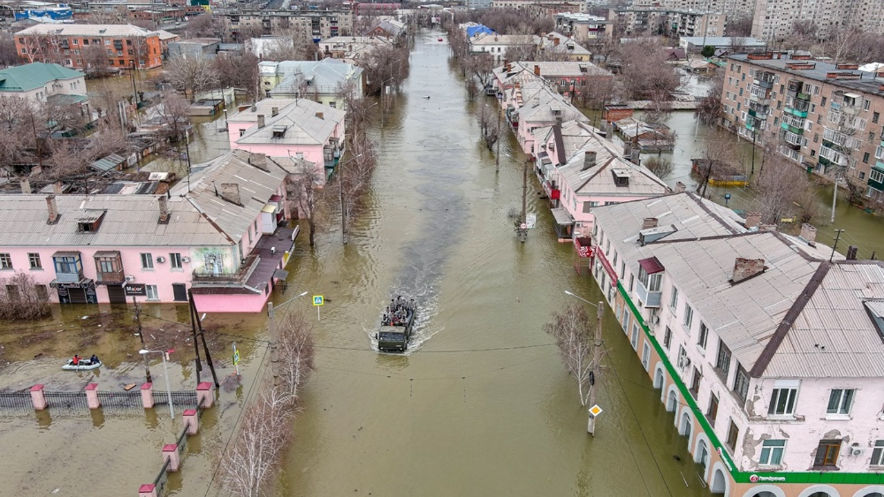 В Орск из Москвы и Казани привезли питьевую воду, а в Кургане готовятся к  стихии - Рамблер/новости