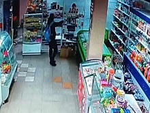 В Сибири вооруженные подростки ограбили магазин ради хот-догов и мороженого