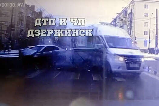 В Дзержинске на видео попало, как скорая, перевозившая ребенка, разбилась в ДТП