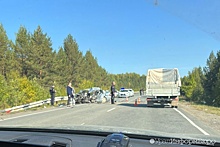 Семья ехала в легковушке и разбилась в ДТП с мусоровозом в Свердловской области